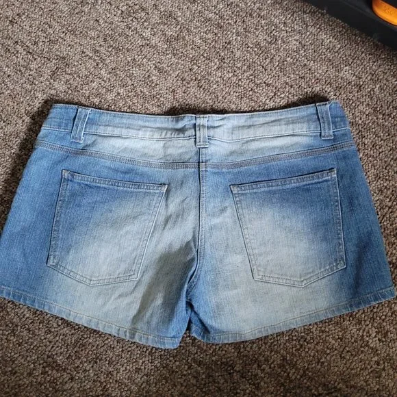 🖤 Jean Shorts - Picture 2 of 3